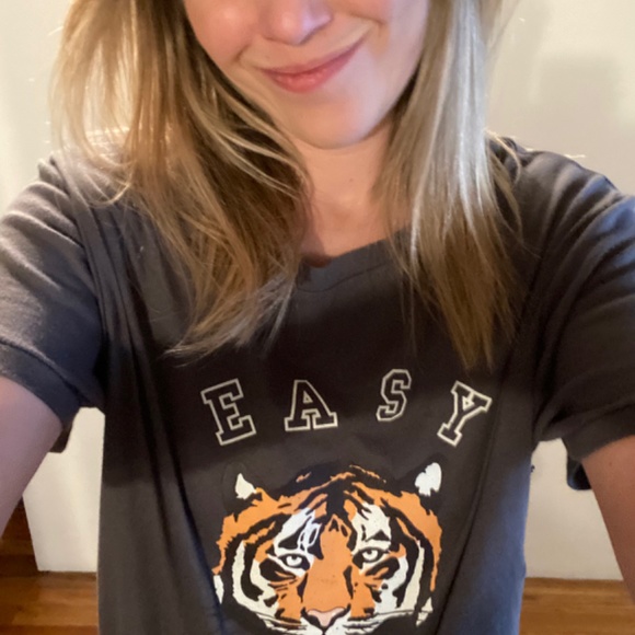Nwt Wildfox charcoal gray “Easy Tiger” Graphic Tee size medium - Picture 9 of 15